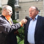 Jarosław Kaczyński struga z banana