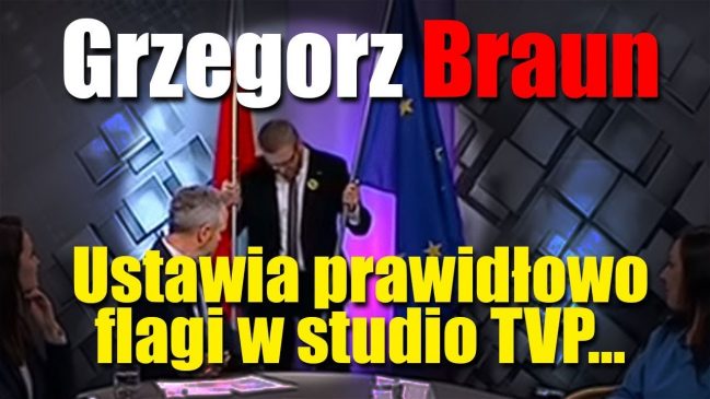 Grzegorz Braun ustawia prawidłowo flagi w studio TVP