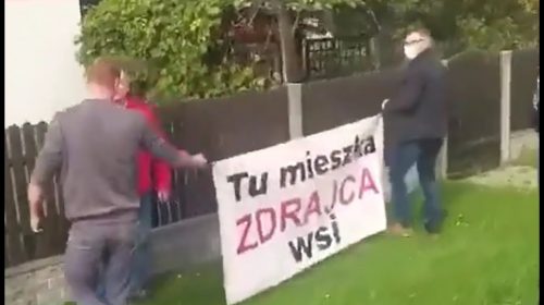 „Tu mieszka zdrajca wsi”