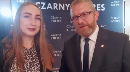 Grzegorz Braun przed wejściem na “Czarny interes”